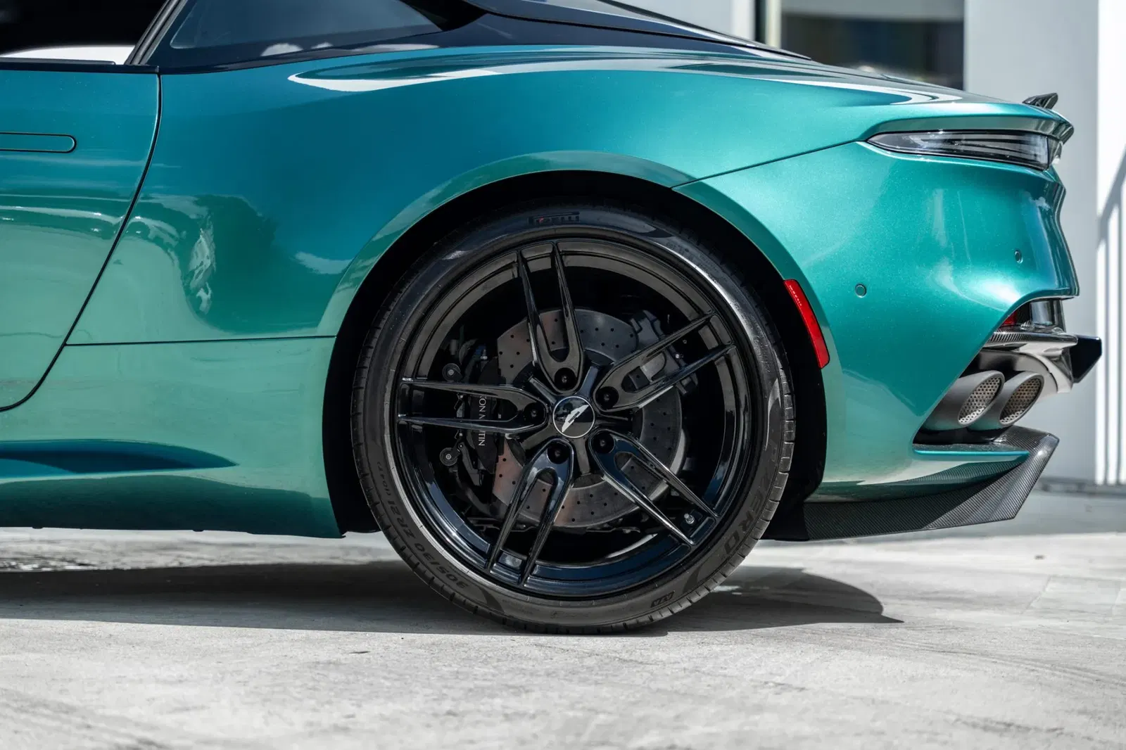 2022 Aston Martin DBS Superleggera Coupe