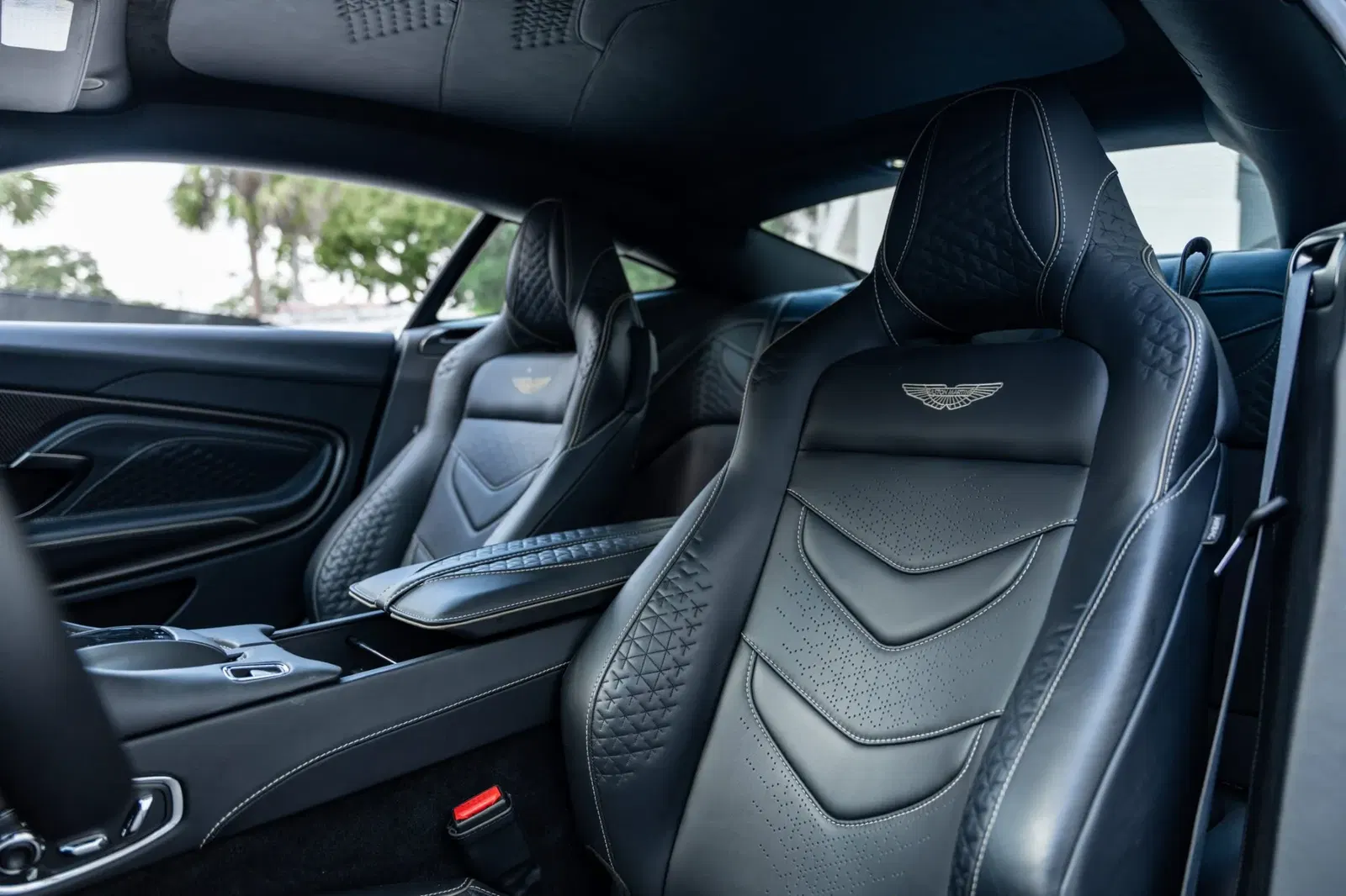 2022 Aston Martin DBS Superleggera Coupe
