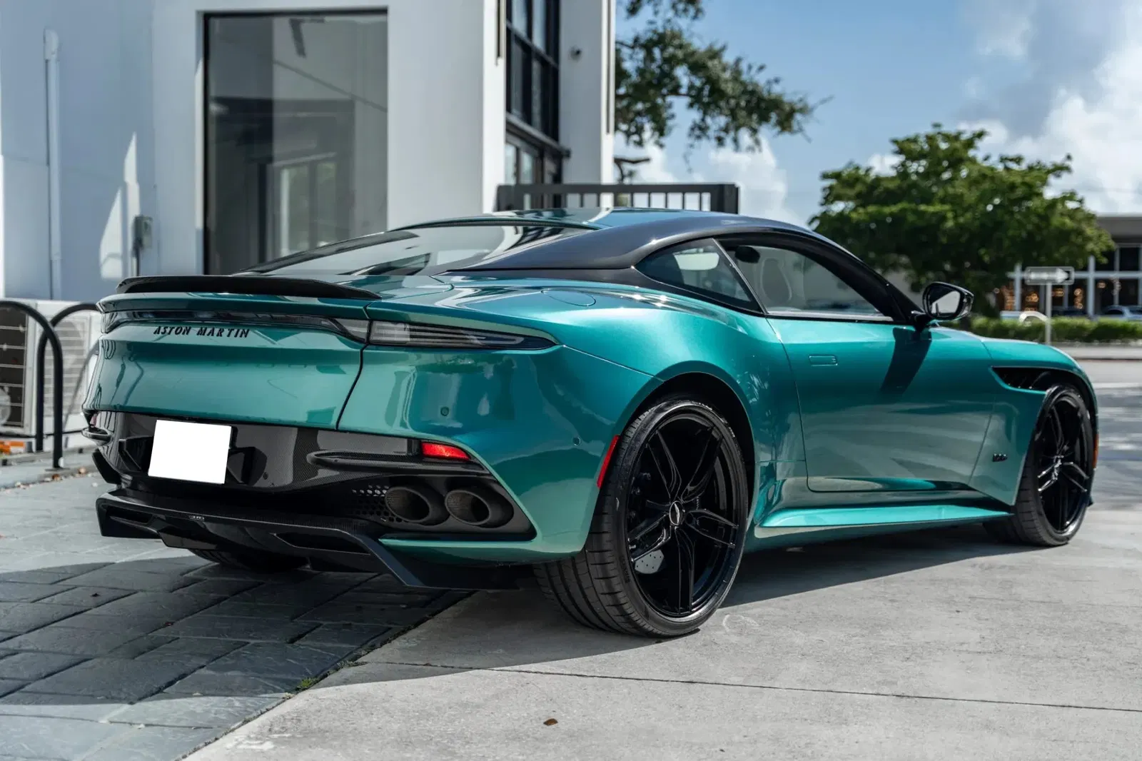 2022 Aston Martin DBS Superleggera Coupe