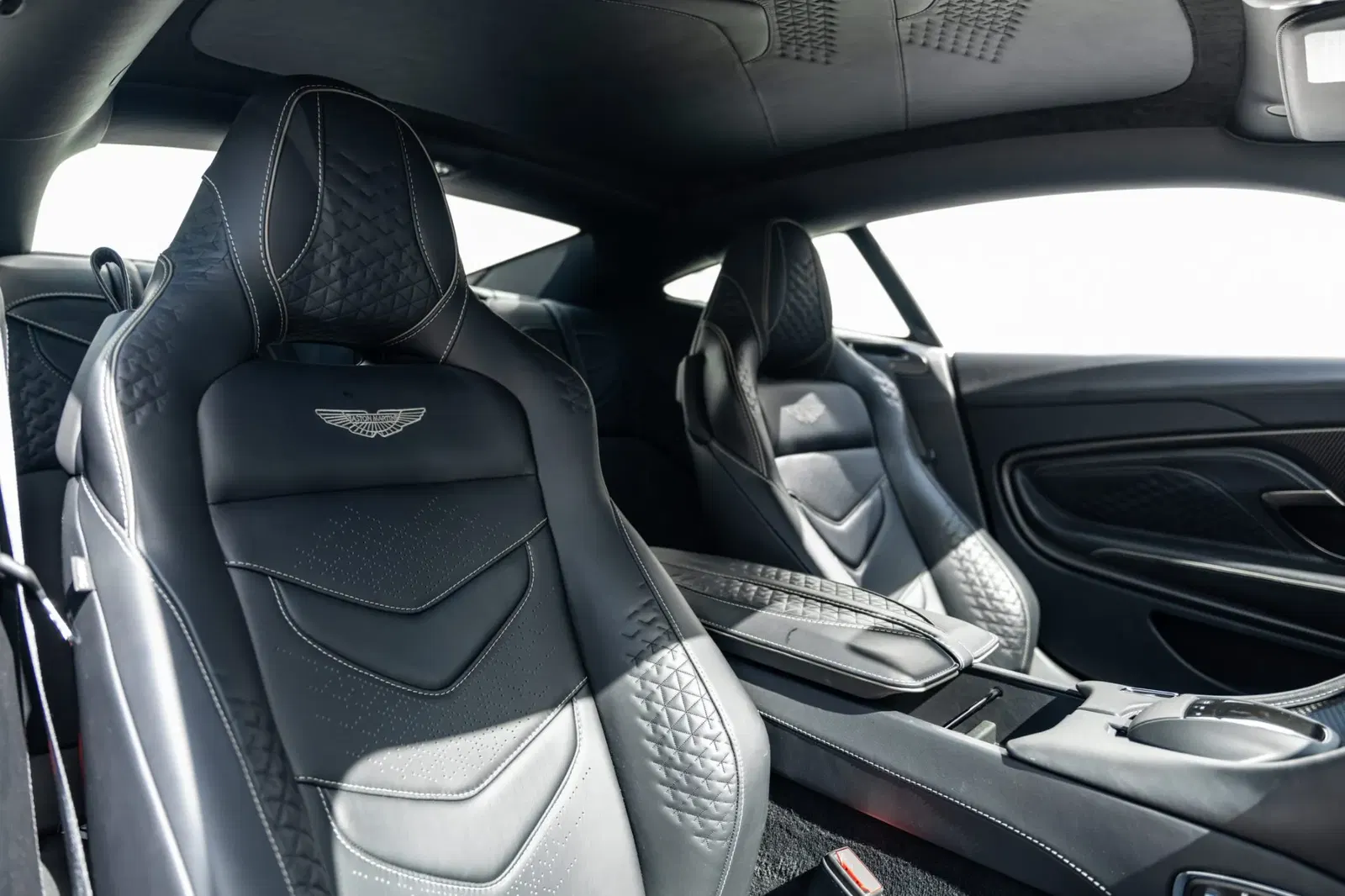 2022 Aston Martin DBS Superleggera Coupe