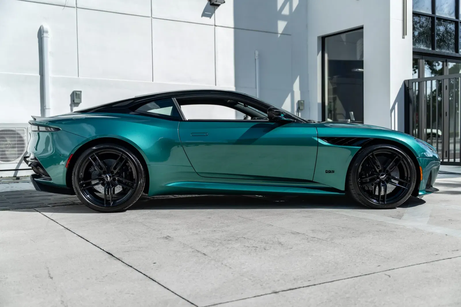 2022 Aston Martin DBS Superleggera Coupe