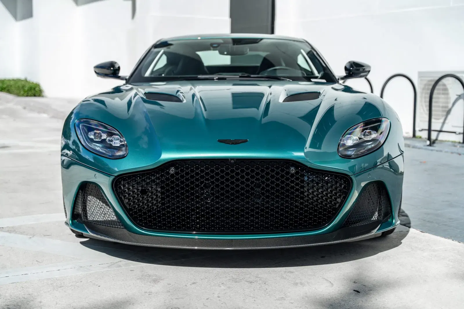 2022 Aston Martin DBS Superleggera Coupe