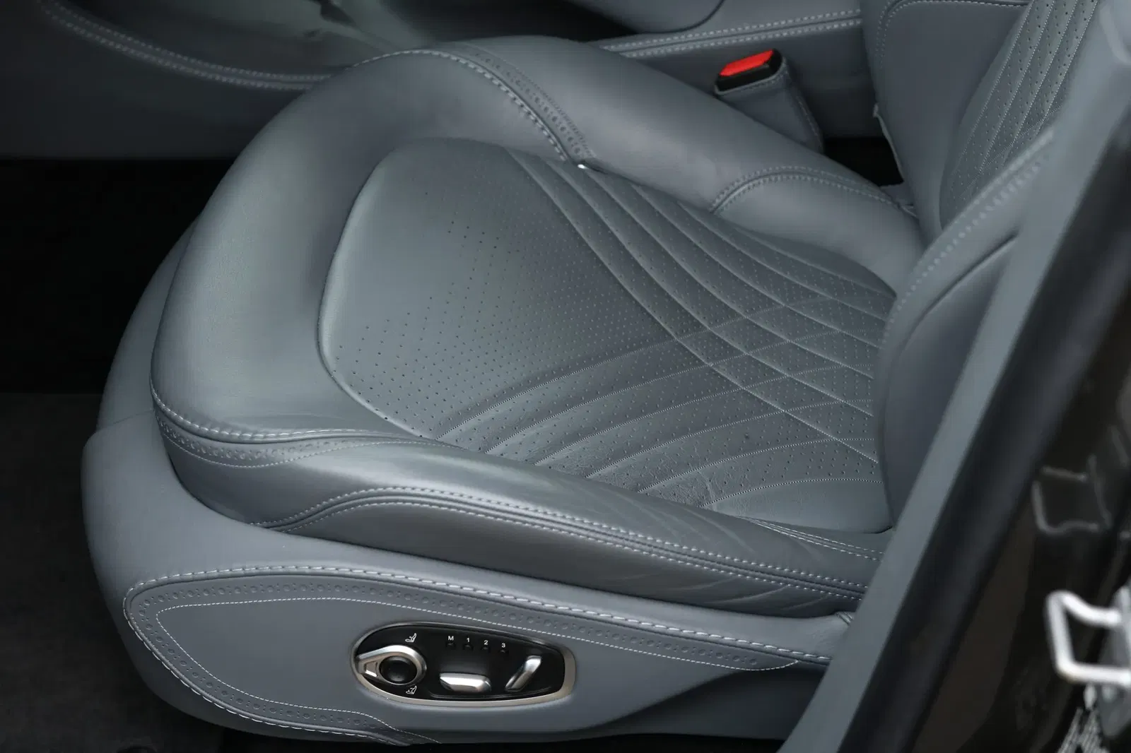 2021 Aston Martin DBX