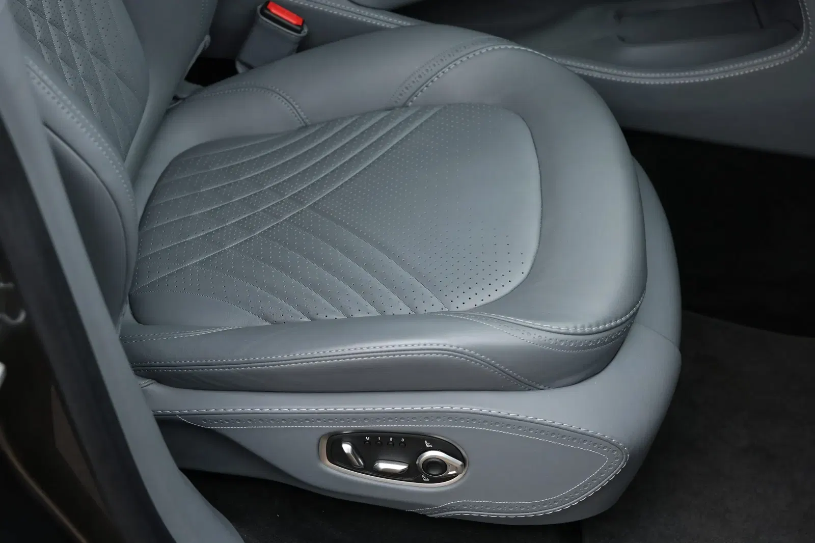 2021 Aston Martin DBX