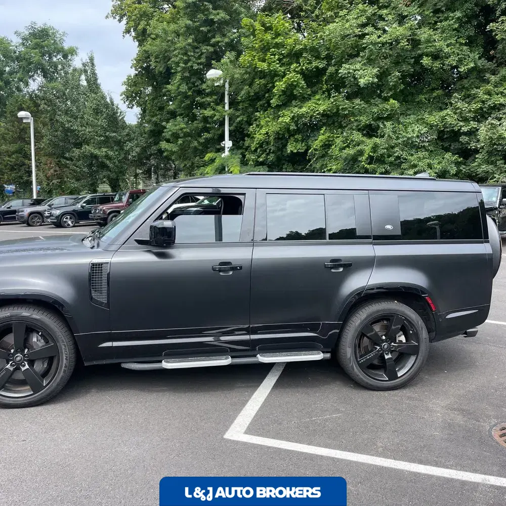 2024 Land Rover Defender 130 X-Dyn SE P400