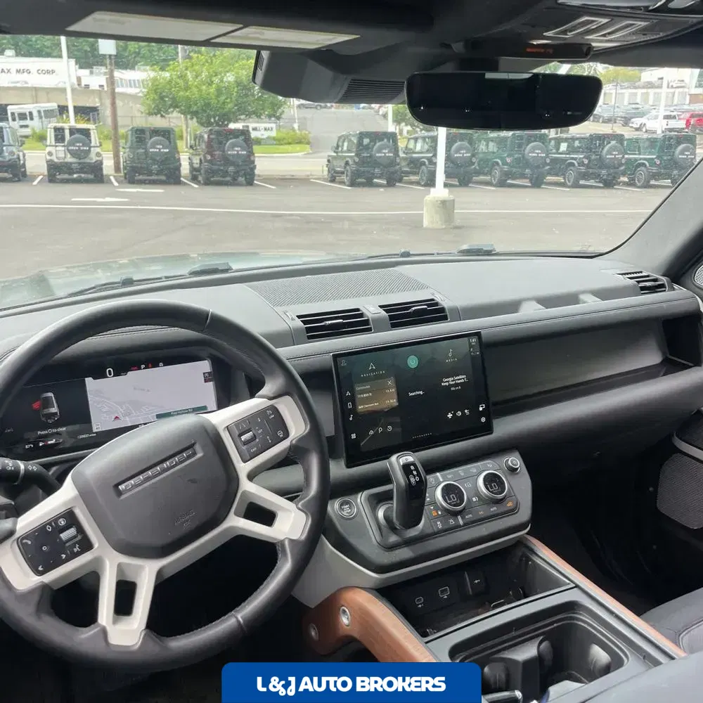 2024 Land Rover Defender 130 X-Dyn SE P400