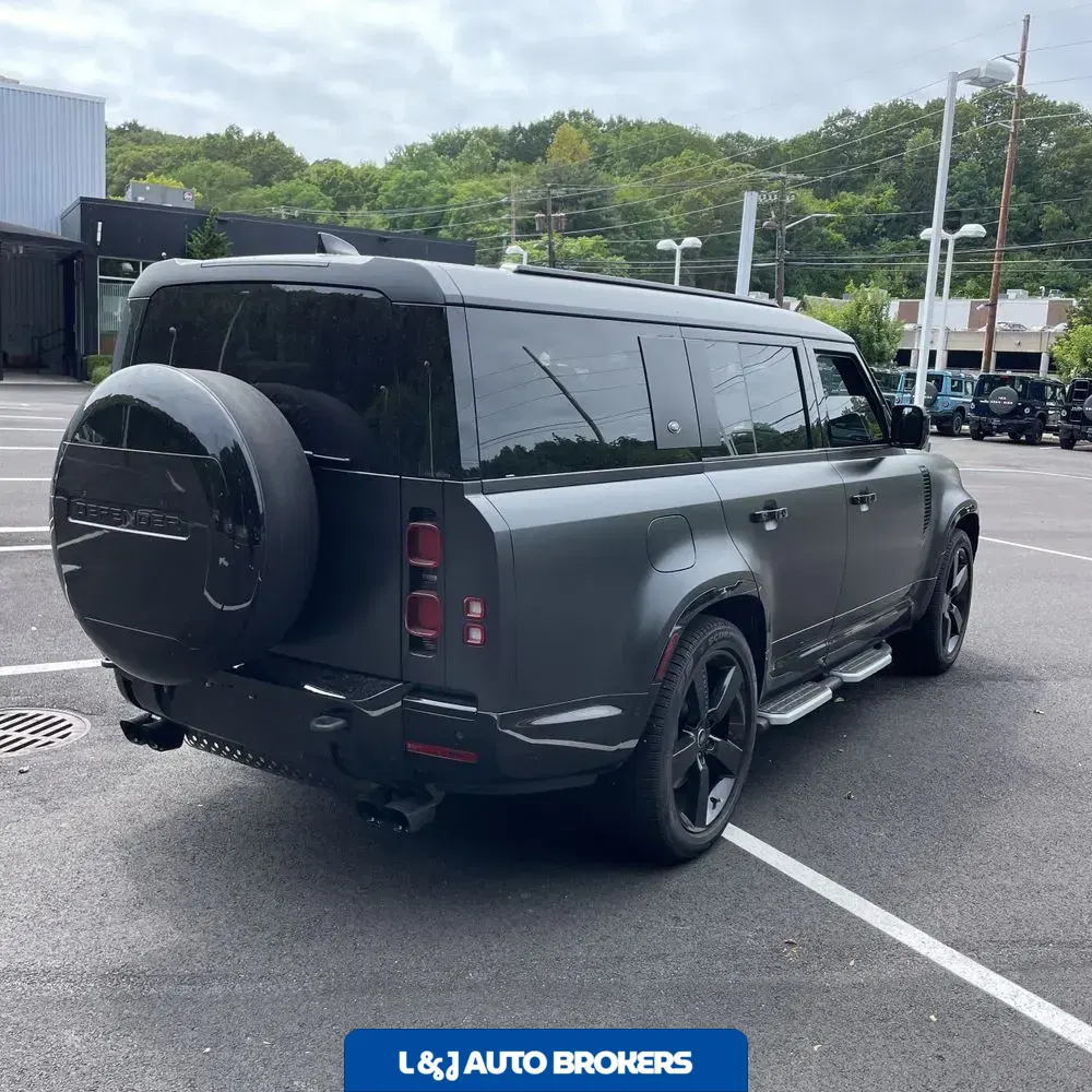2024 Land Rover Defender 130 X-Dyn SE P400