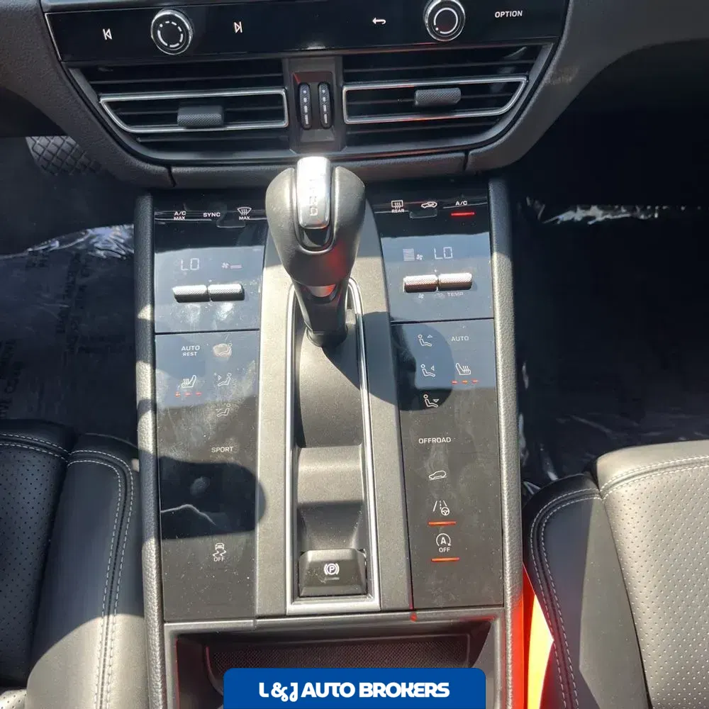 2023 Porsche Macan Base