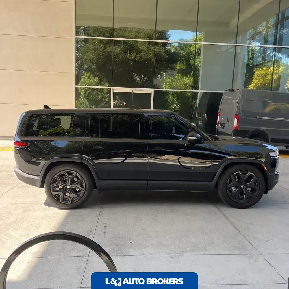 2024 Rivian R1S Adventure Dual-Motor