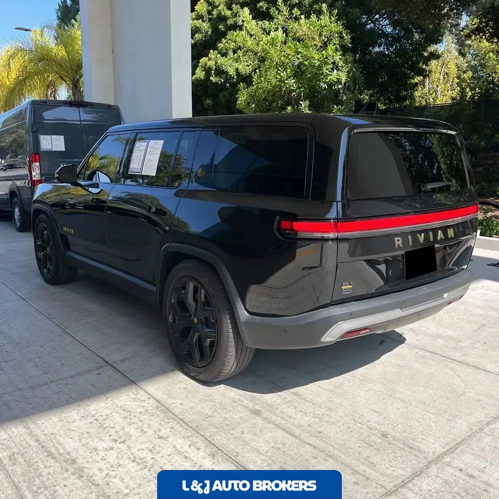 2024 Rivian R1S Adventure Dual-Motor