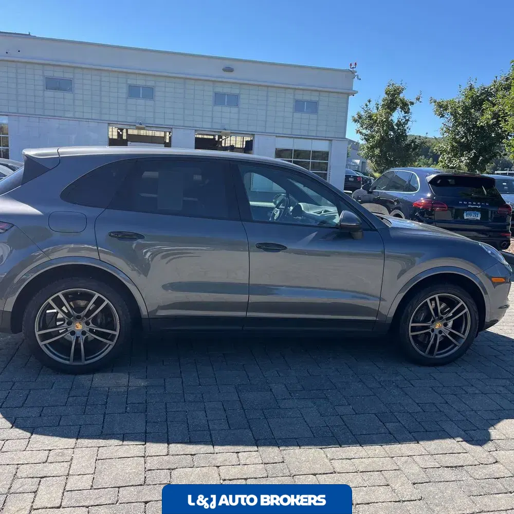2022 Porsche Cayenne Base