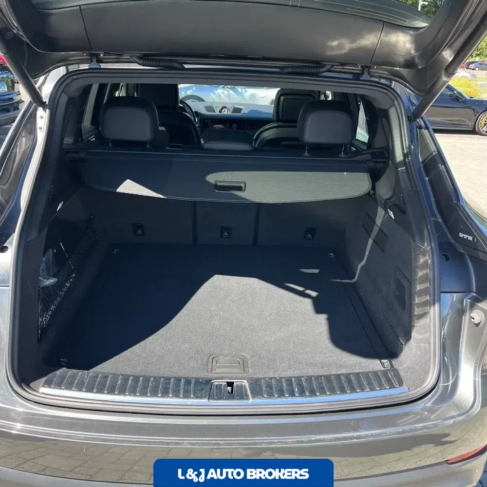 2022 Porsche Cayenne Base