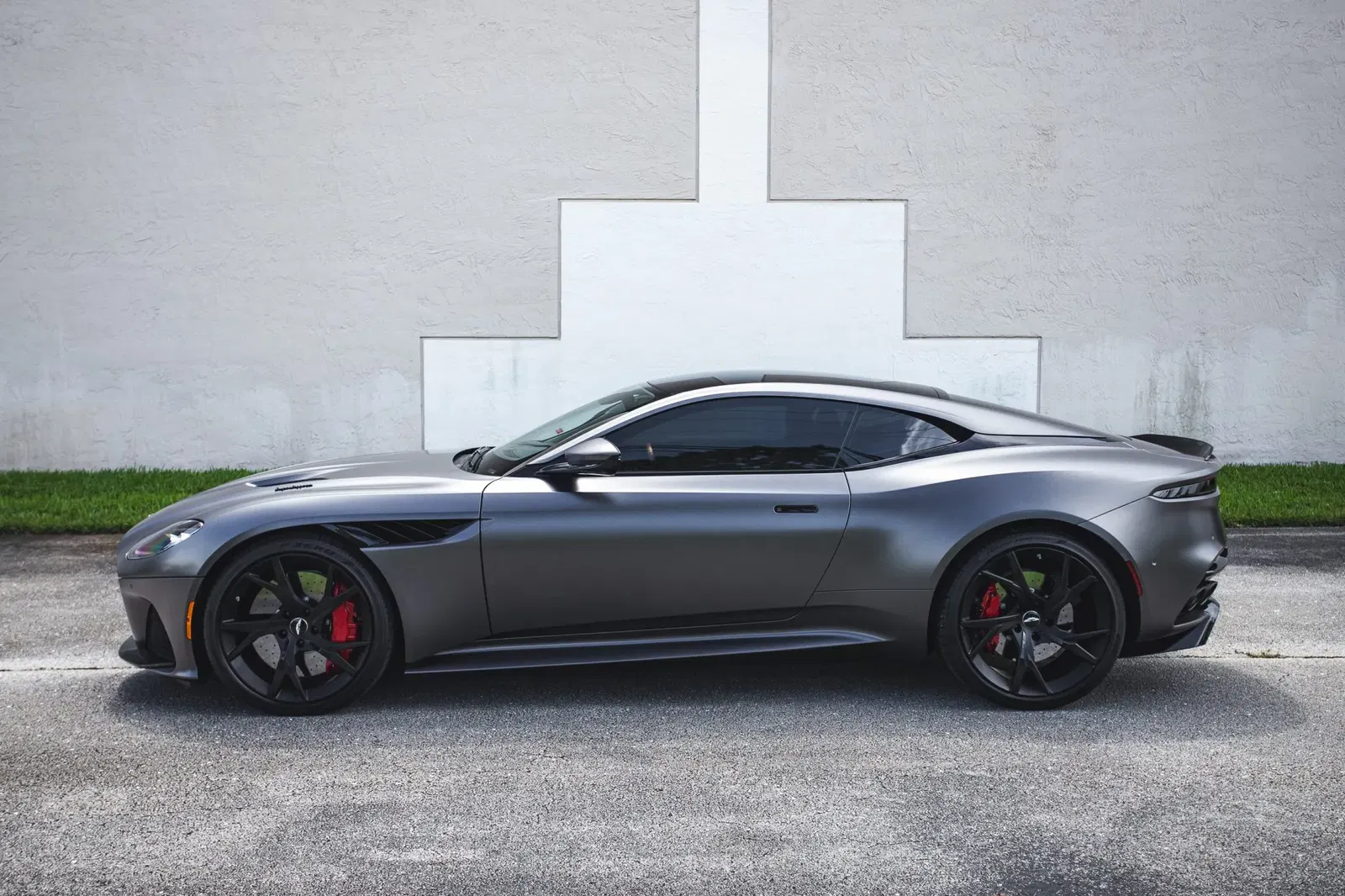 2019 Aston Martin DBS Superleggera Coupe