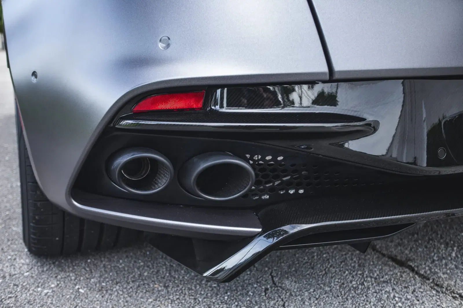 2019 Aston Martin DBS Superleggera Coupe