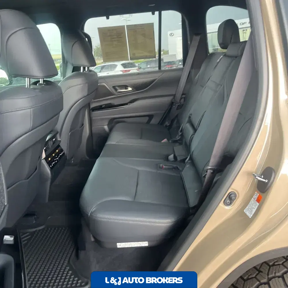 2025 Lexus LX 700h Overtrail
