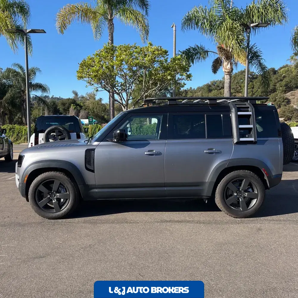 2023 Land Rover Defender 110 SE