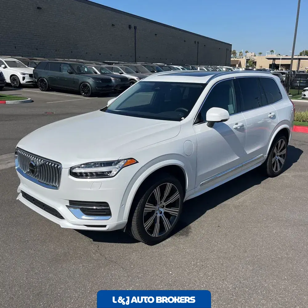 2023 Volvo XC90 T8 - Plus