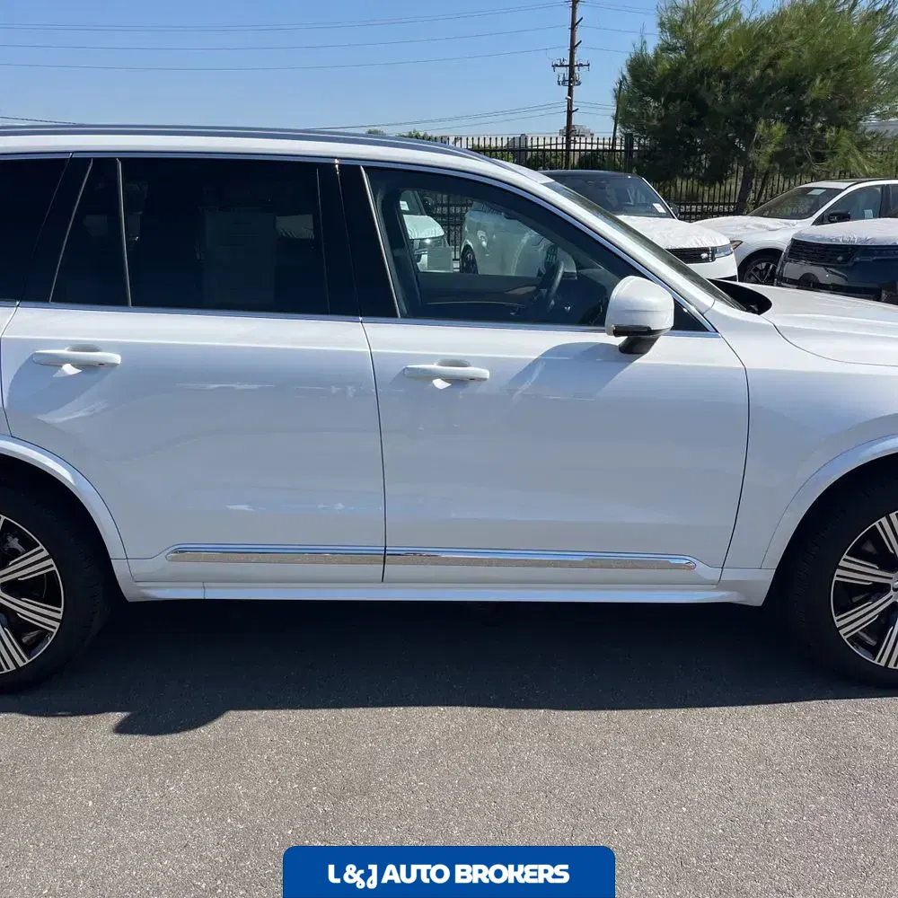 2023 Volvo XC90 T8 - Plus