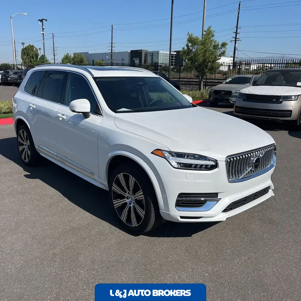 2023 Volvo XC90 T8 - Plus