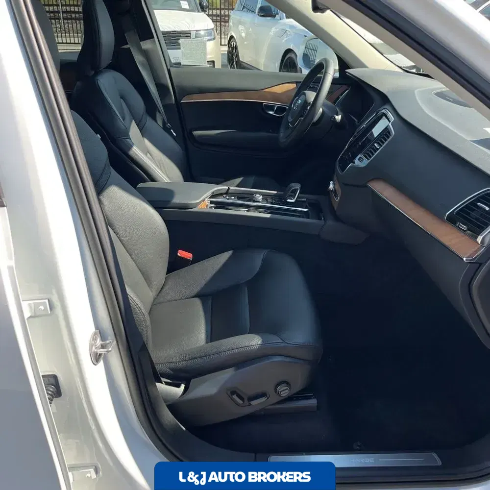 2023 Volvo XC90 T8 - Plus