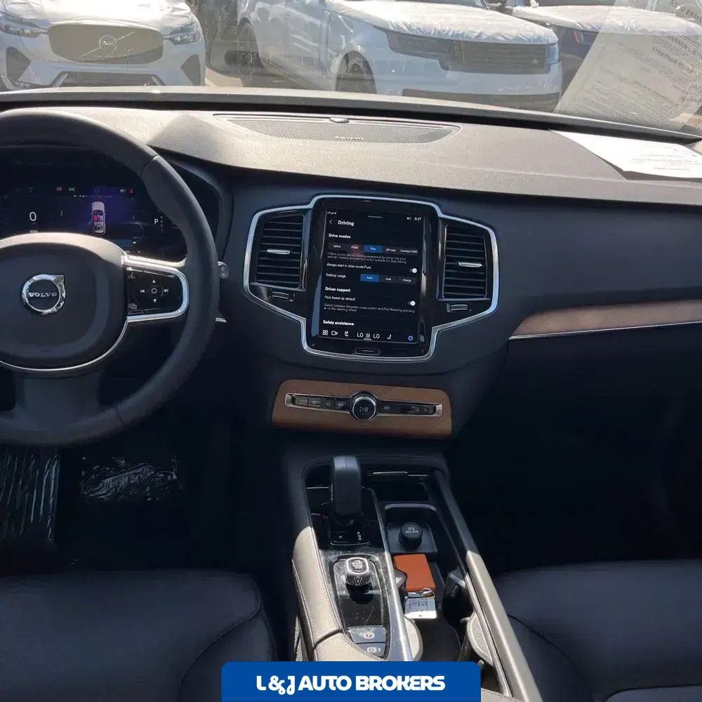 2023 Volvo XC90 T8 - Plus
