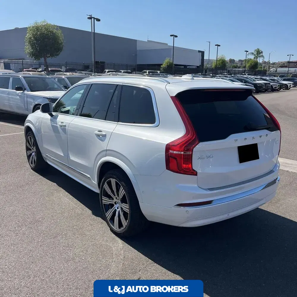2023 Volvo XC90 T8 - Plus