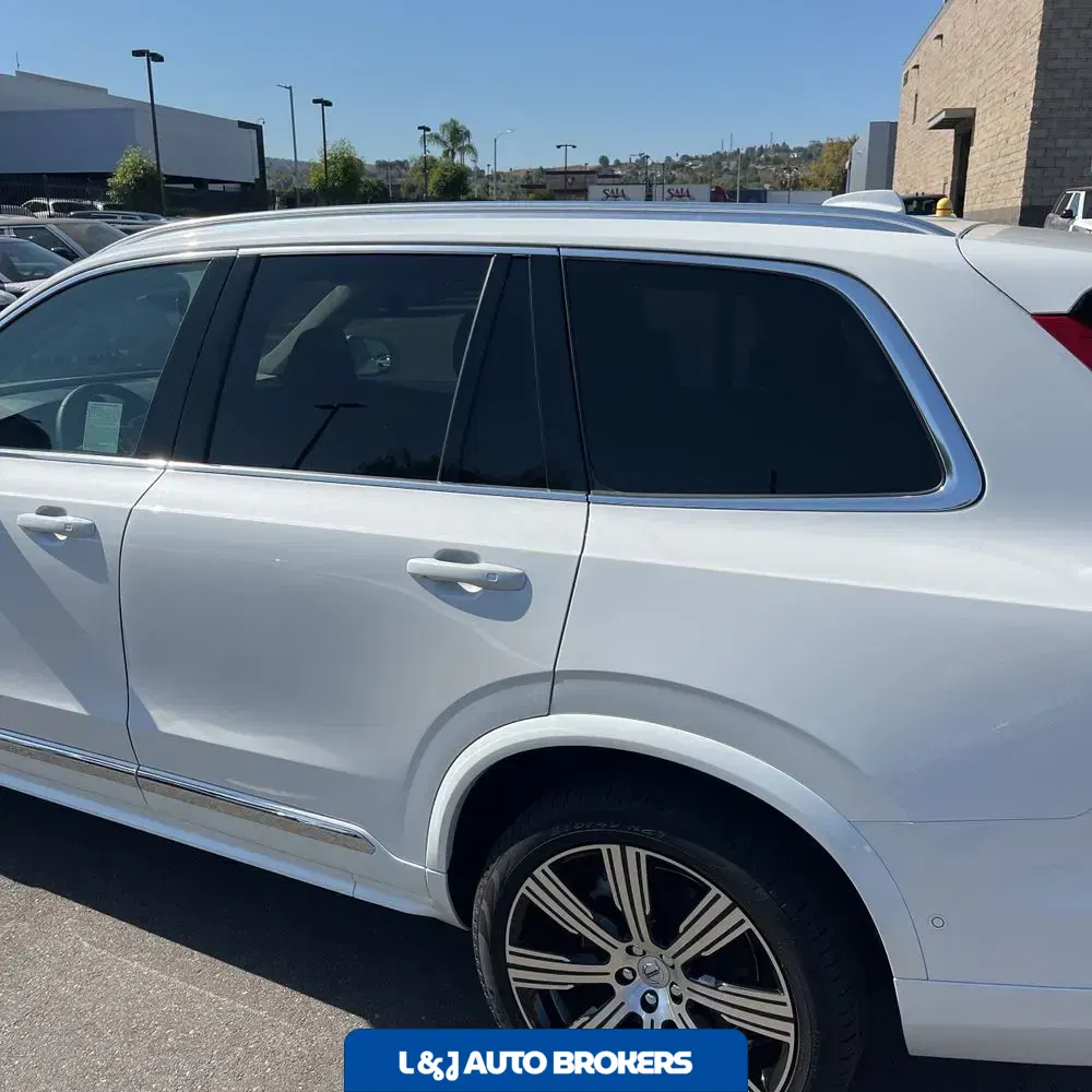 2023 Volvo XC90 T8 - Plus