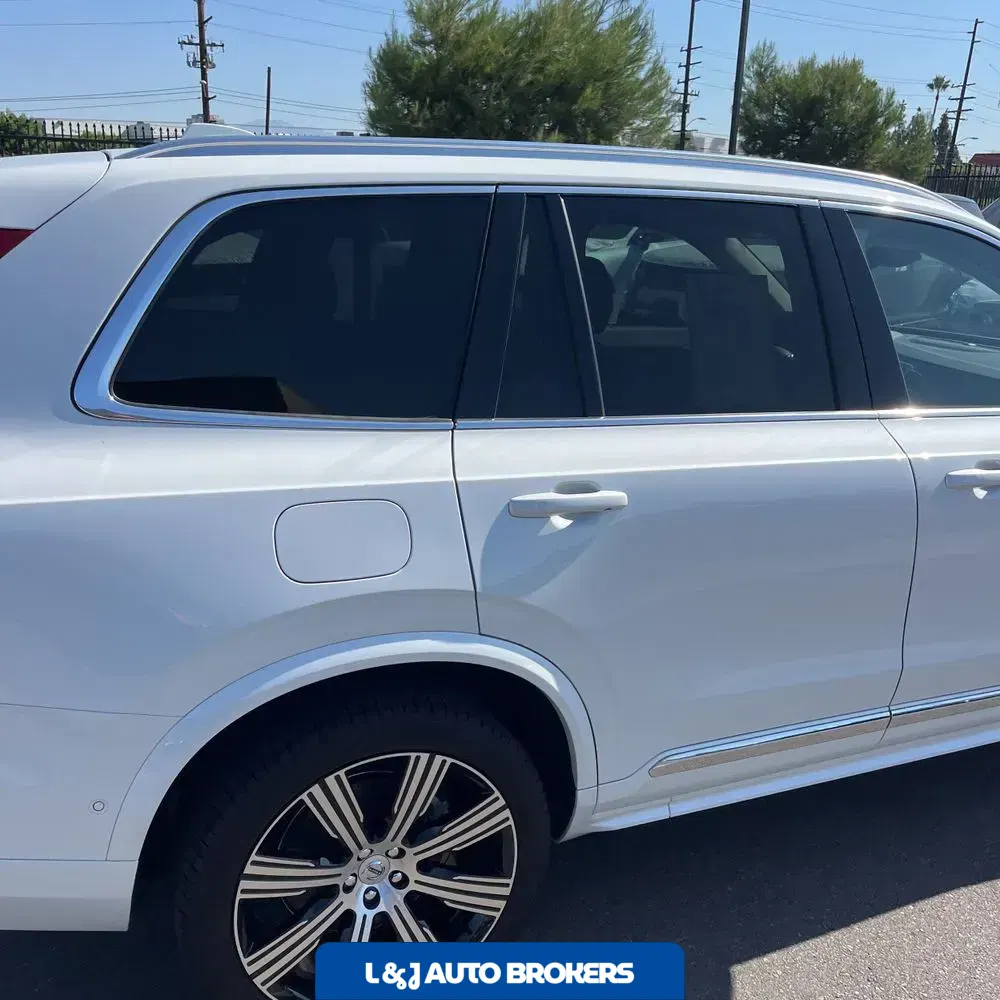 2023 Volvo XC90 T8 - Plus