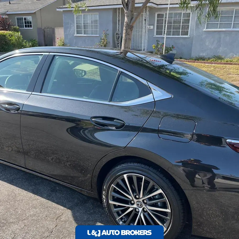 2025 Lexus ES 300h Base