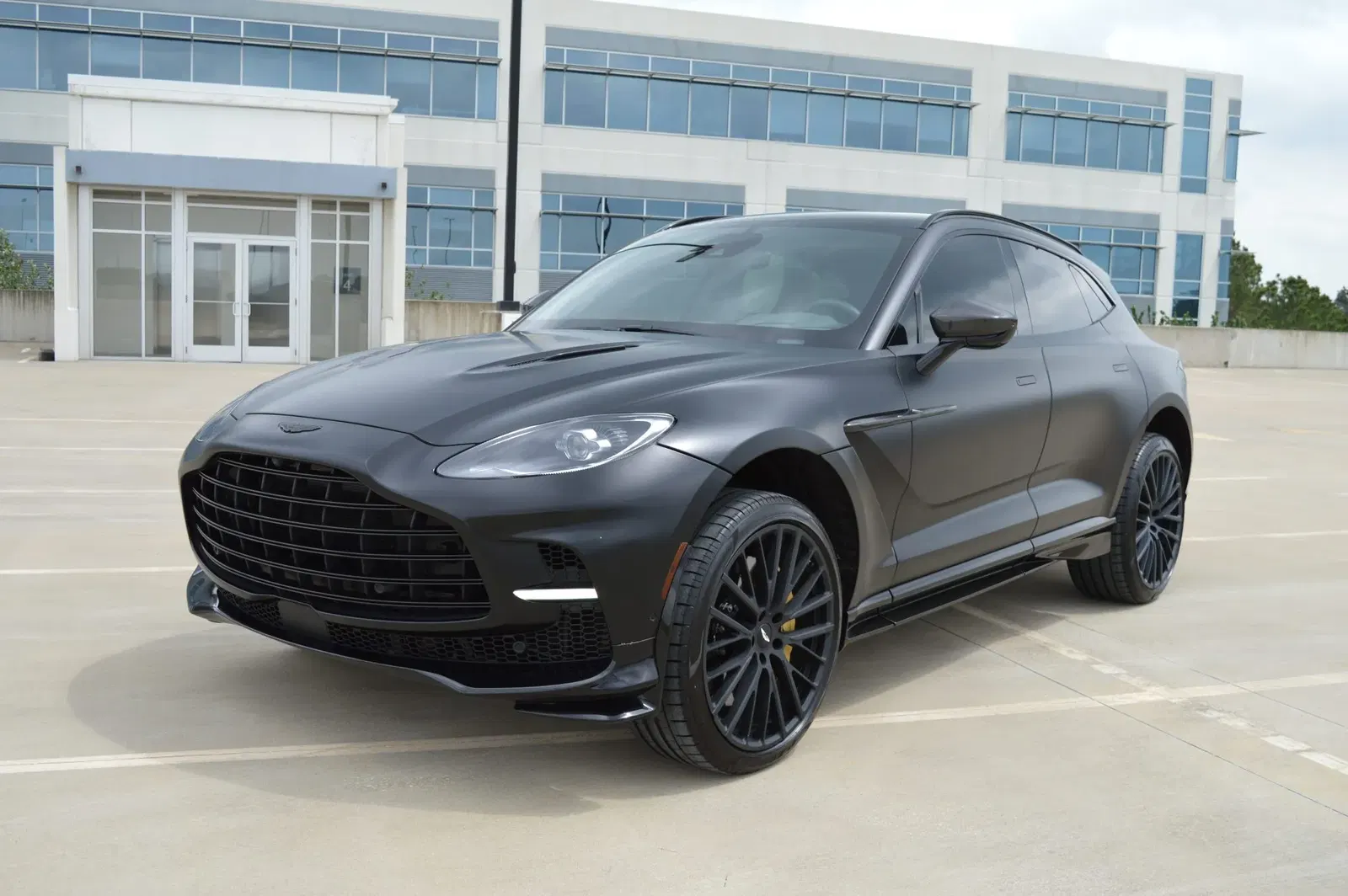 2023 Aston Martin DBX707
