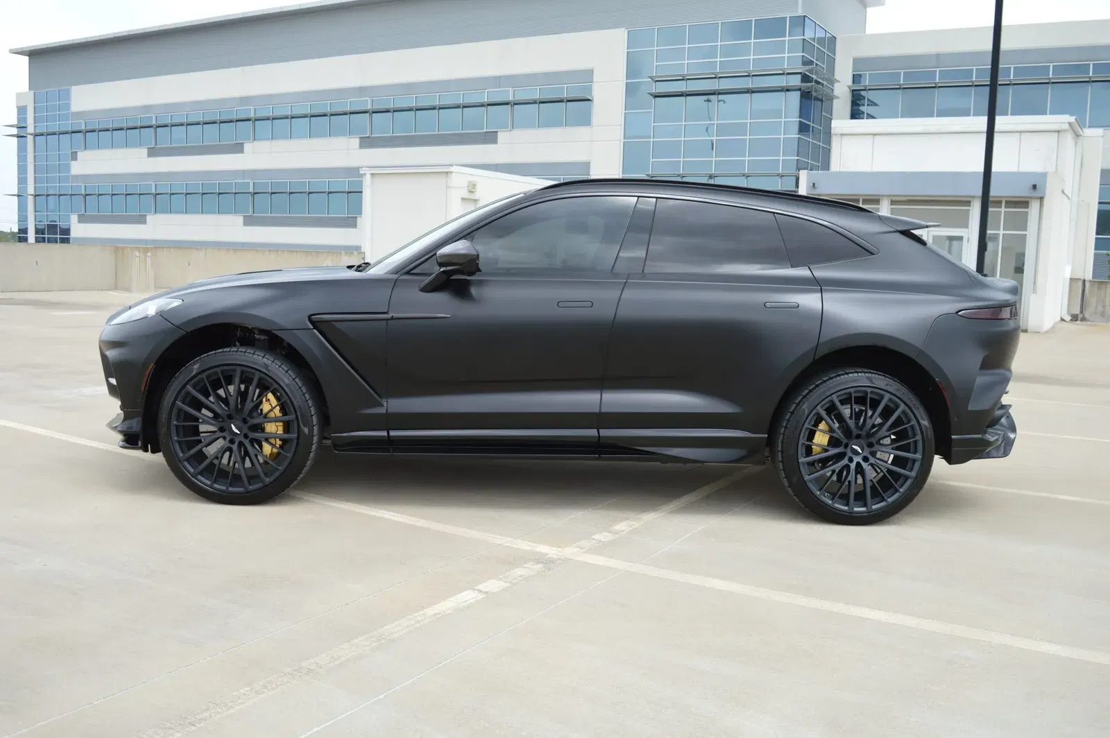2023 Aston Martin DBX707