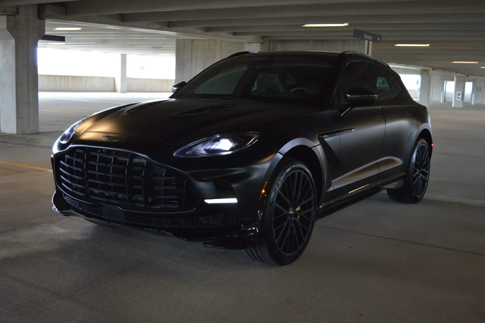 2023 Aston Martin DBX707
