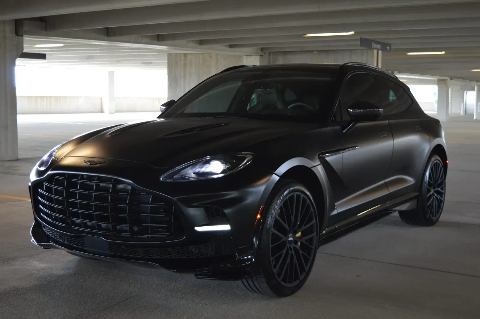2023 Aston Martin DBX707