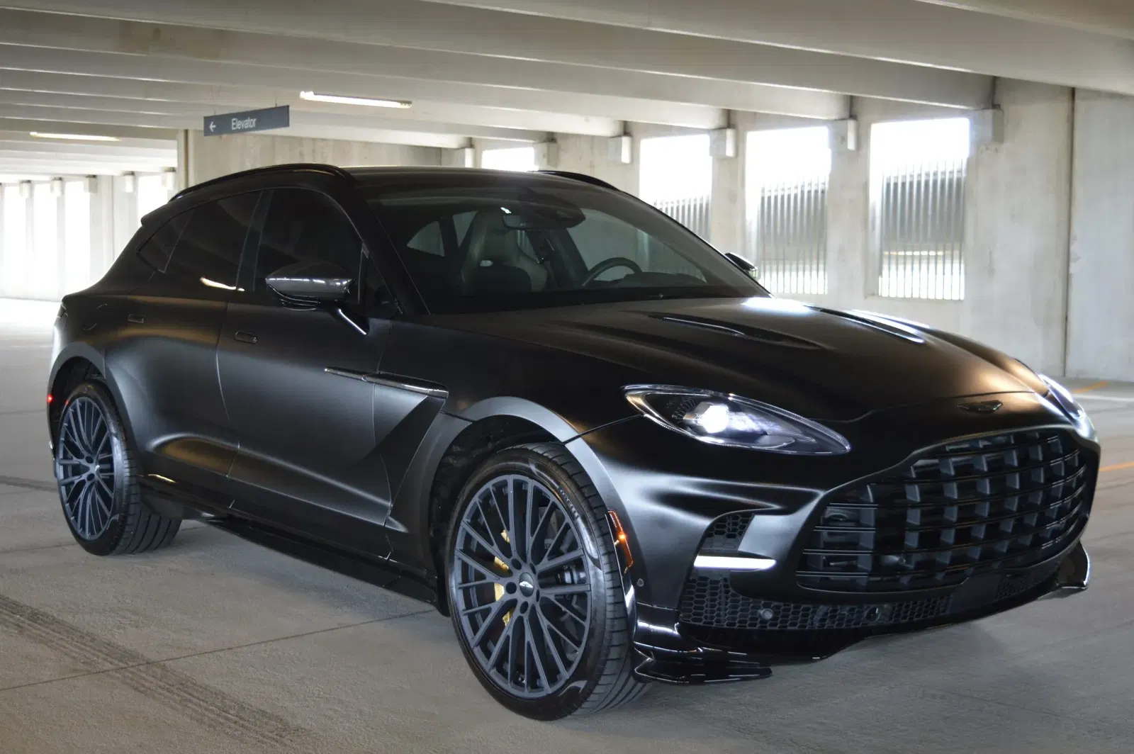 2023 Aston Martin DBX707