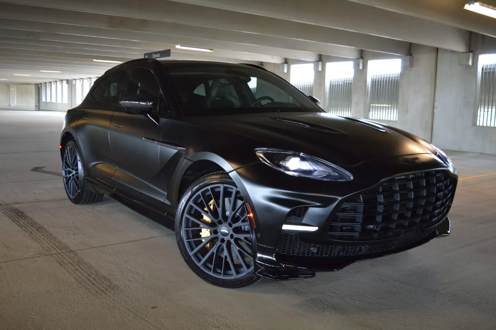2023 Aston Martin DBX707
