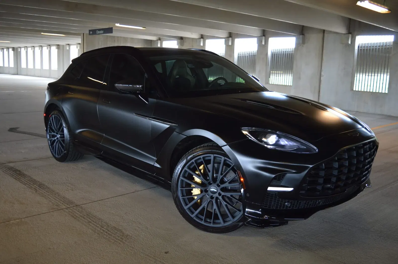 2023 Aston Martin DBX707