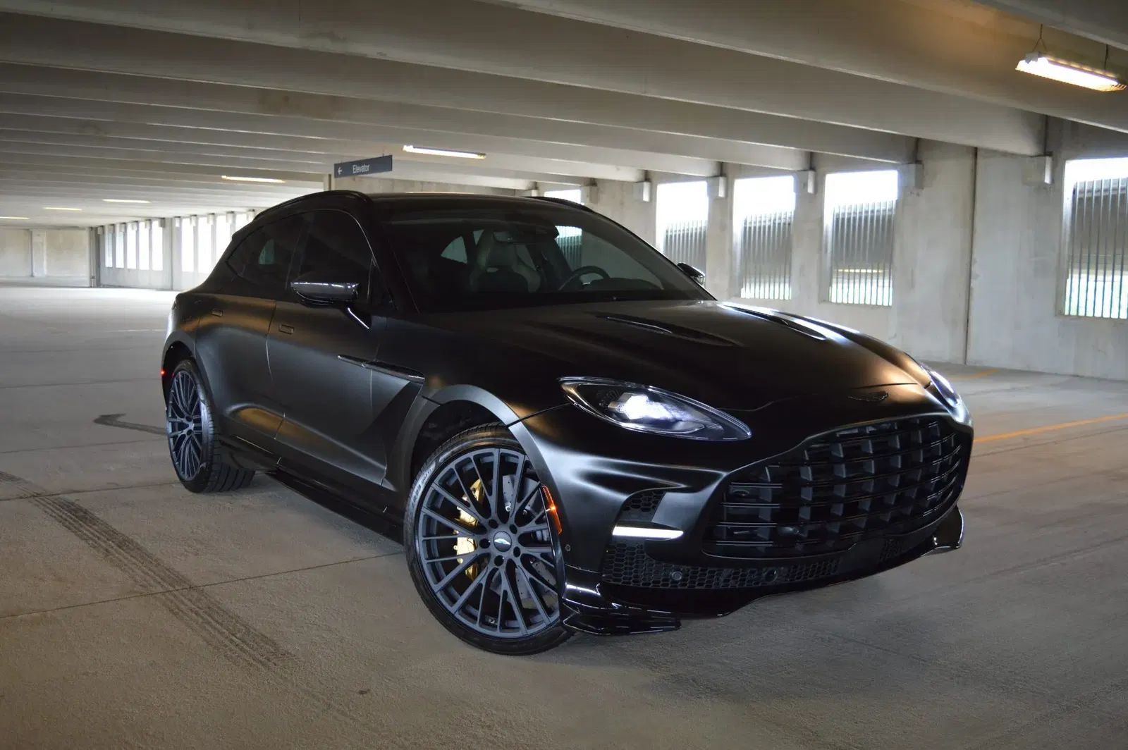 2023 Aston Martin DBX707
