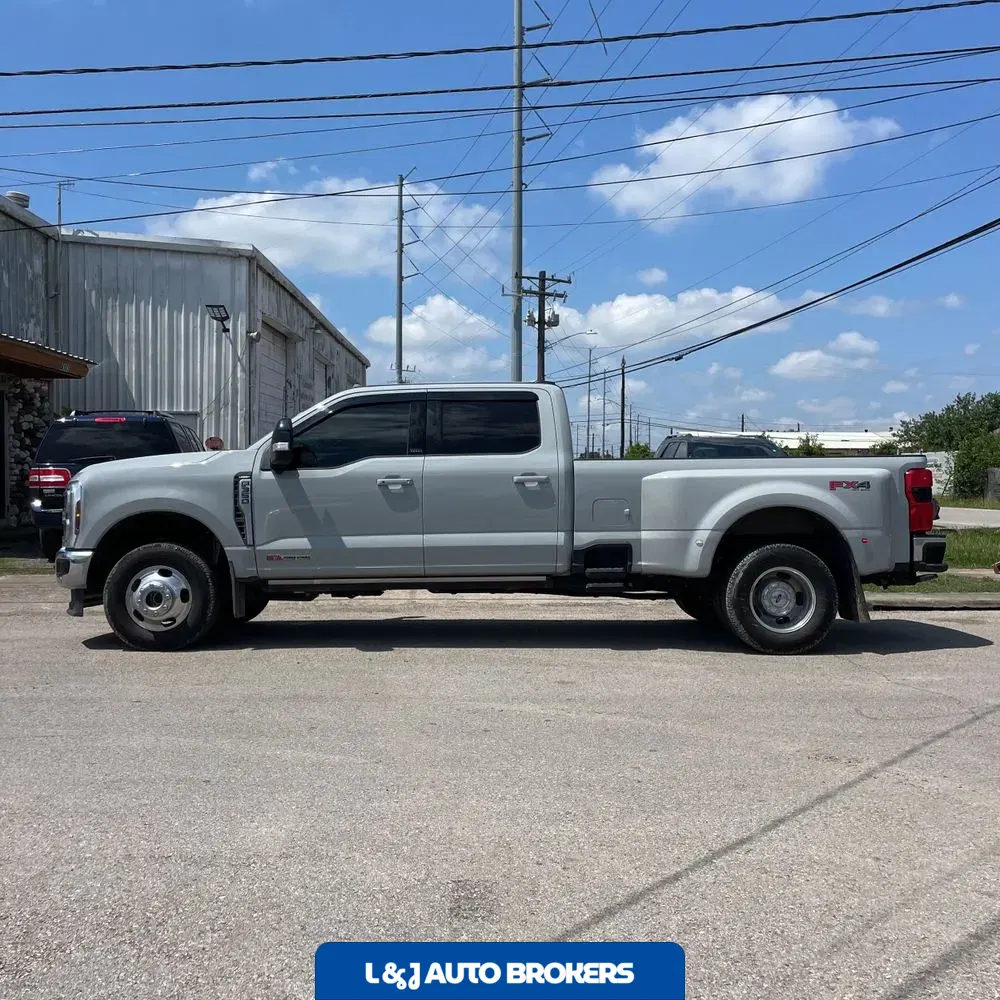 2025 Ford F-350 Super Duty Lariat