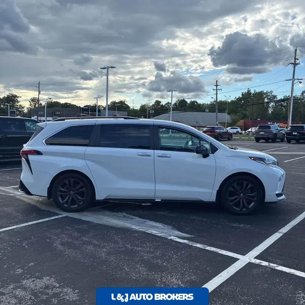 2023 Toyota Sienna XSE 7-Passenger