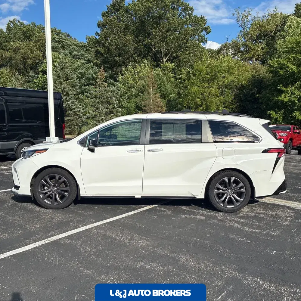 2023 Toyota Sienna XSE 7-Passenger