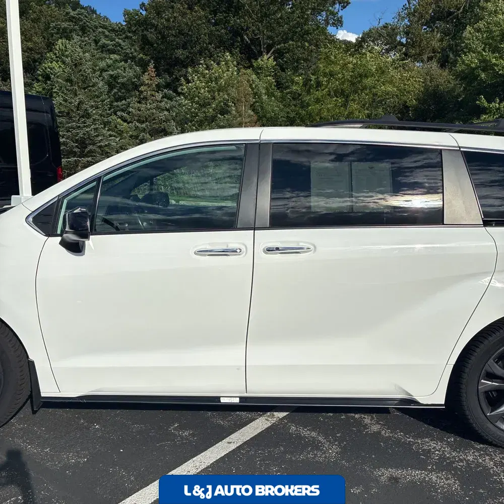 2023 Toyota Sienna XSE 7-Passenger
