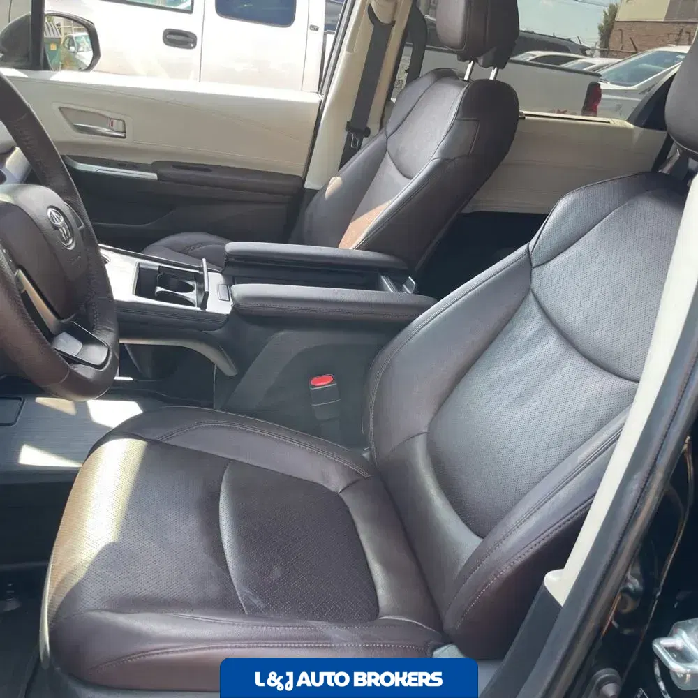 2023 Toyota Sienna Platinum 7-Passenger
