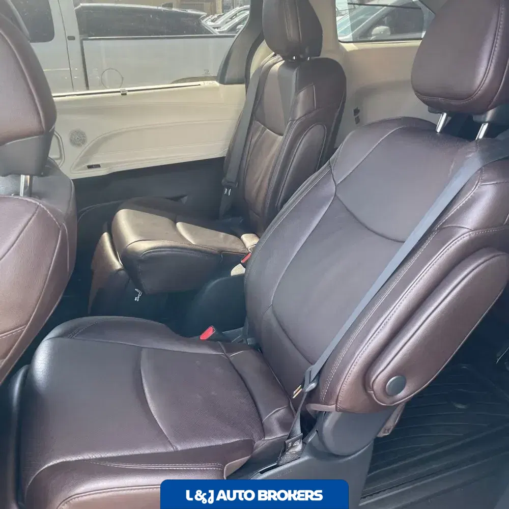 2023 Toyota Sienna Platinum 7-Passenger