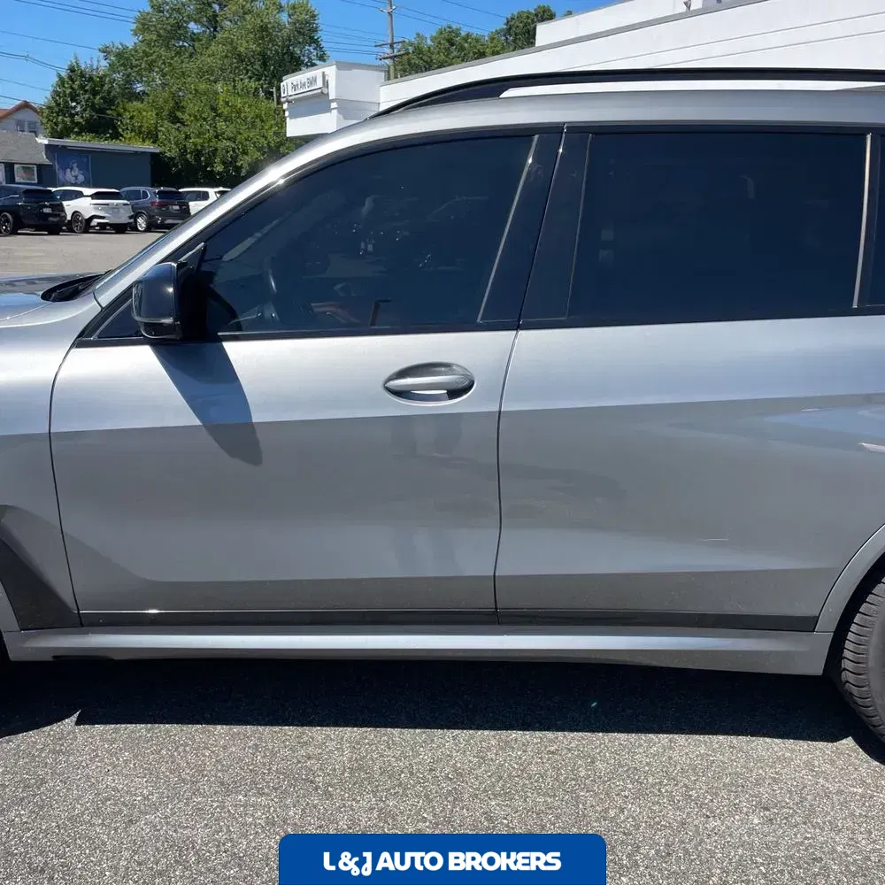 2023 BMW X7 M60i