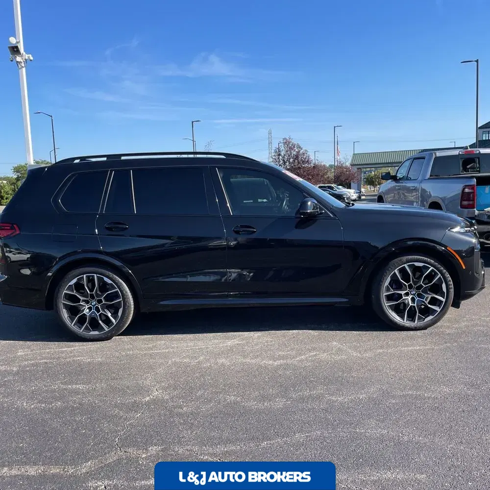 2023 BMW X7 M60i