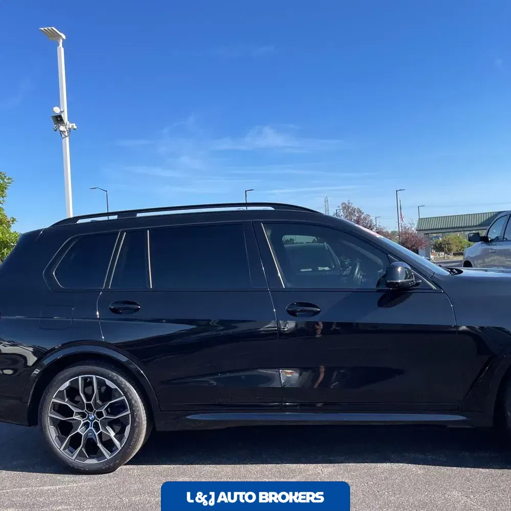 2023 BMW X7 M60i