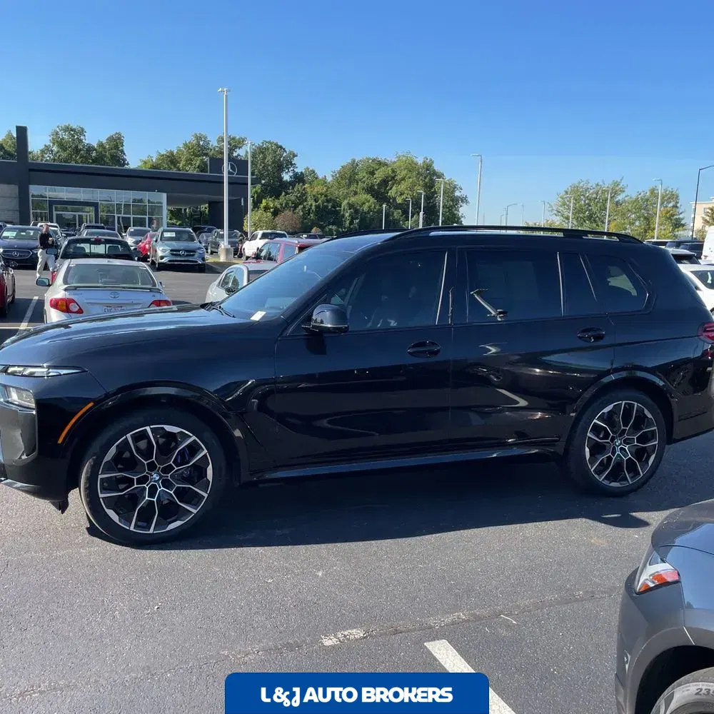 2023 BMW X7 M60i
