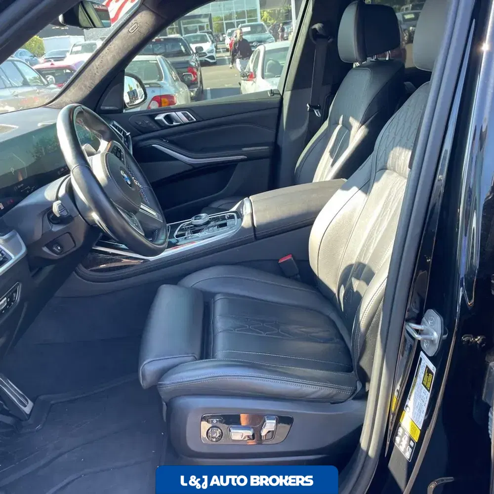 2023 BMW X7 M60i