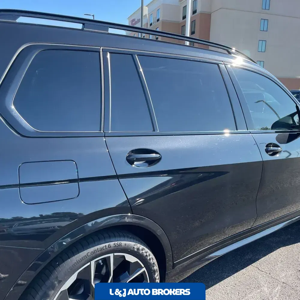 2023 BMW X7 M60i