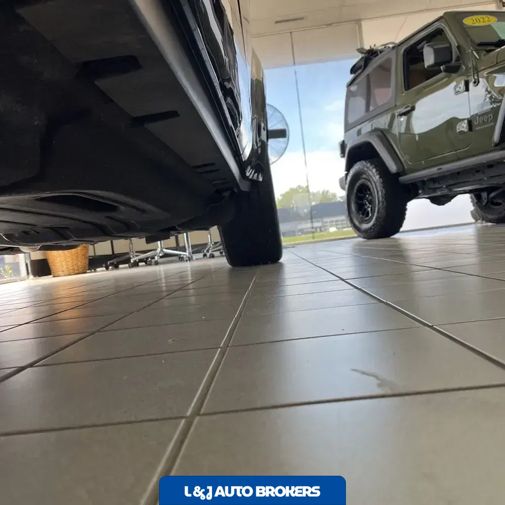 2023 Land Rover Defender 130 X-Dynamic SE